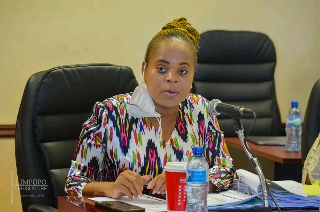 joy_zelda's tweet photo. Retweet if you love Dr Phophi Ramathuba Just to Annoy those who hate her
Naledi #HandsOffDrPhophi #CassperReply Dudula Operation Dudula Zimbabweans Mnangagwa Gayton McKenzie The EFF Julius Malema Nota Berita Madisha Lekota Sister Bettina https://t.co/nqMyRK4b6p