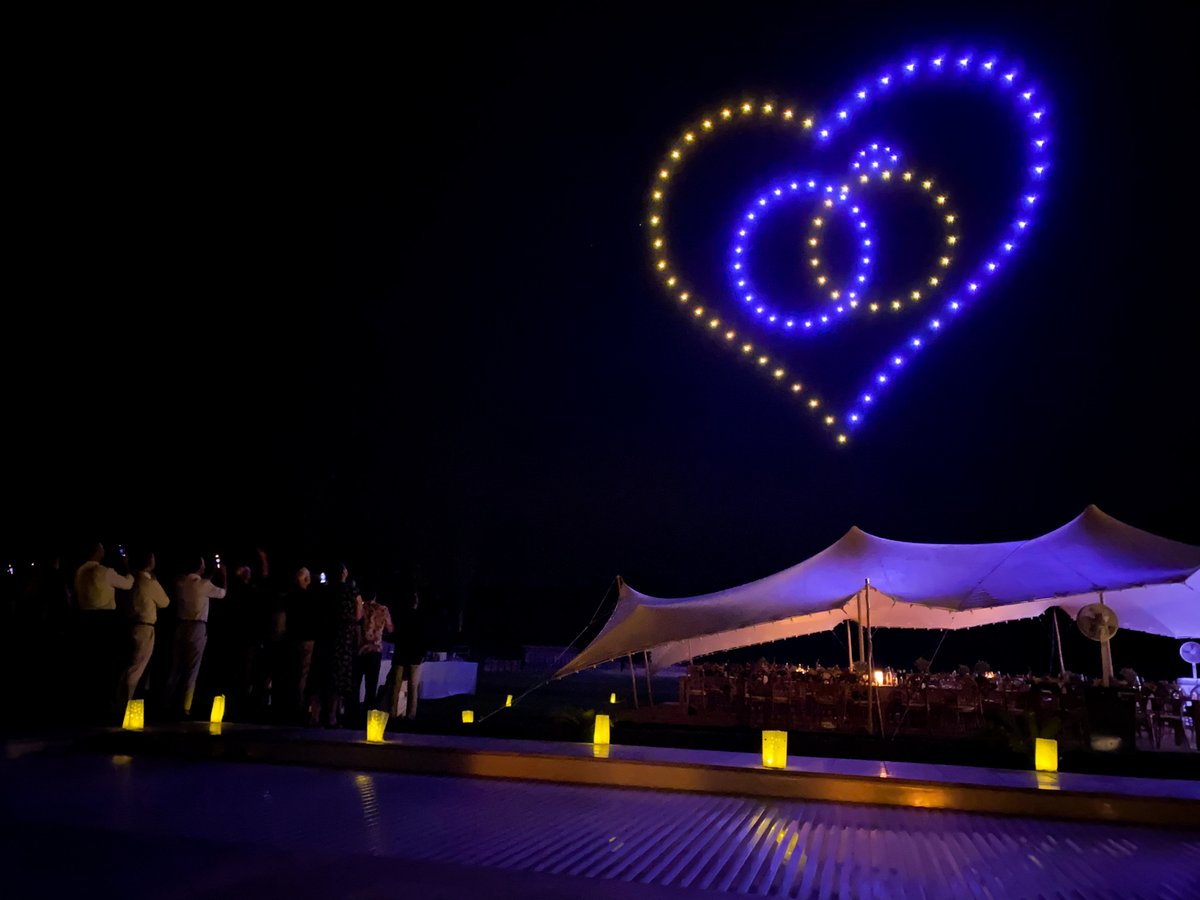 EDrotek's tweet photo. Quelques images du dernier show d'Exaus à Robion ! Congrats 👏🤩

#dronelightshow #droneshows #drone #spectacledrones #dronelumineux  #exaus #drotek #dronemanufacturer #madeinfrance https://t.co/yPXyejl1Xf