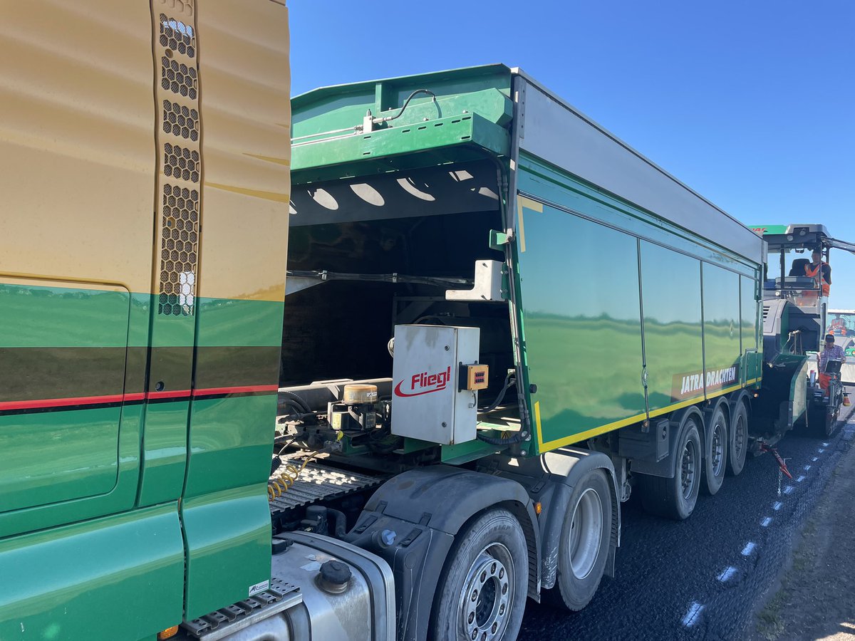 PH_NobelWinsum's tweet photo. Onderhoud Vogelzangweg te Rottum in de gem. Fryske Marren. Vandaag ca. 3000m1 tussenlaag en morgen de deklaag. Nabij de hoogspanningsdraden werken we met onze “ walking floor trailers. @JansmaDrachten #AVJR https://t.co/pYxbear9I9
