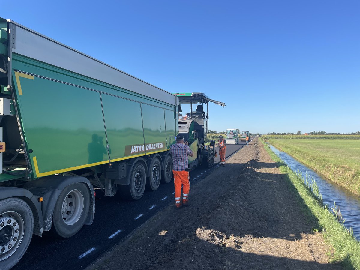 PH_NobelWinsum's tweet photo. Onderhoud Vogelzangweg te Rottum in de gem. Fryske Marren. Vandaag ca. 3000m1 tussenlaag en morgen de deklaag. Nabij de hoogspanningsdraden werken we met onze “ walking floor trailers. @JansmaDrachten #AVJR https://t.co/pYxbear9I9