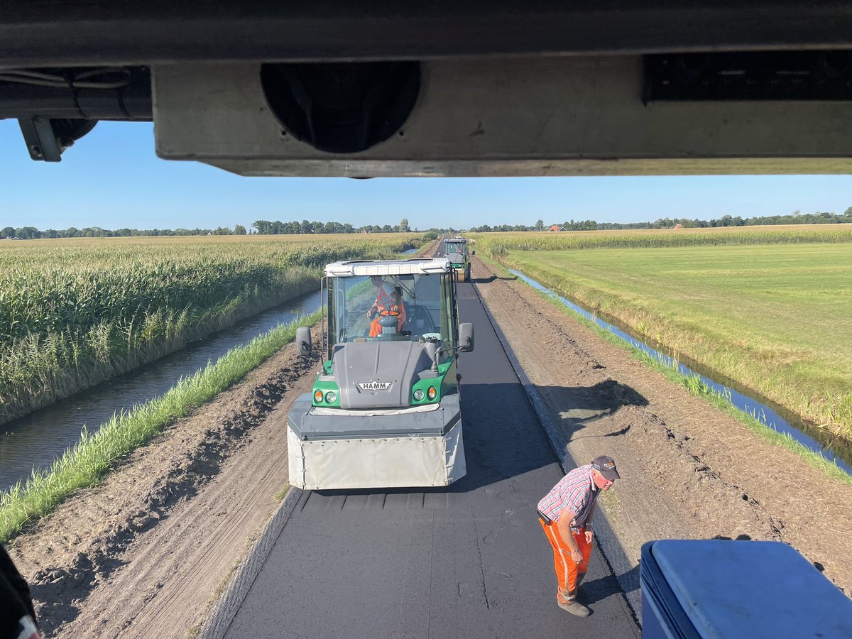PH_NobelWinsum's tweet photo. Onderhoud Vogelzangweg te Rottum in de gem. Fryske Marren. Vandaag ca. 3000m1 tussenlaag en morgen de deklaag. Nabij de hoogspanningsdraden werken we met onze “ walking floor trailers. @JansmaDrachten #AVJR https://t.co/pYxbear9I9