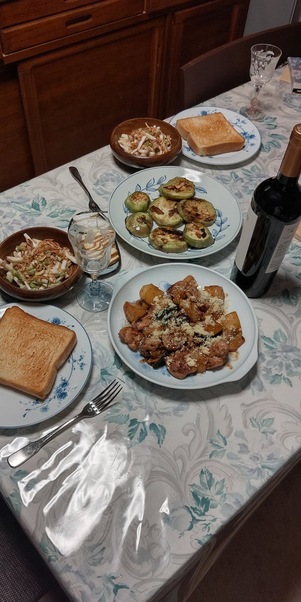 kiryu_go's tweet photo. 今日のごはんよ～～

何かイタリアの家庭料理っぽくなった https://t.co/zBuQR2O1Vx