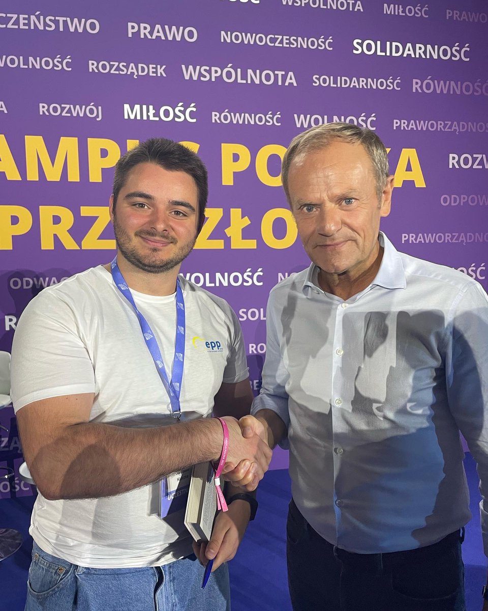 seJK21's tweet photo. Z wielkim człowiekiem Premierem @donaldtusk na @campuspolska. https://t.co/pYiQlFCNae