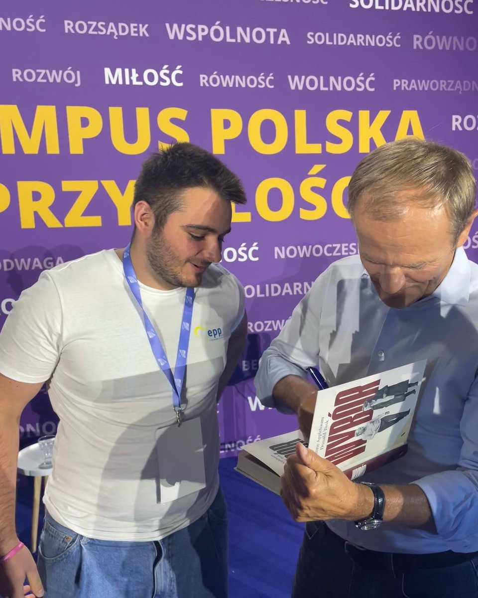 seJK21's tweet photo. Z wielkim człowiekiem Premierem @donaldtusk na @campuspolska. https://t.co/pYiQlFCNae