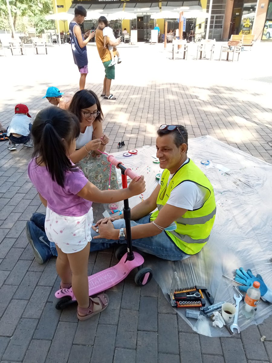 CEARMadrid's tweet photo. Estas semanas la #UDCTetuán ha estado en parques y plazas realizando actividades dirigidas a los y las peques del distrito 👏🏽

Hemos hablado sobre el cuidado de las zonas de ocio infantil, el fomento de la movilidad en bicicletas y patinetes y el respeto al medioambiente  🫒💚 https://t.co/lyzAopHq75