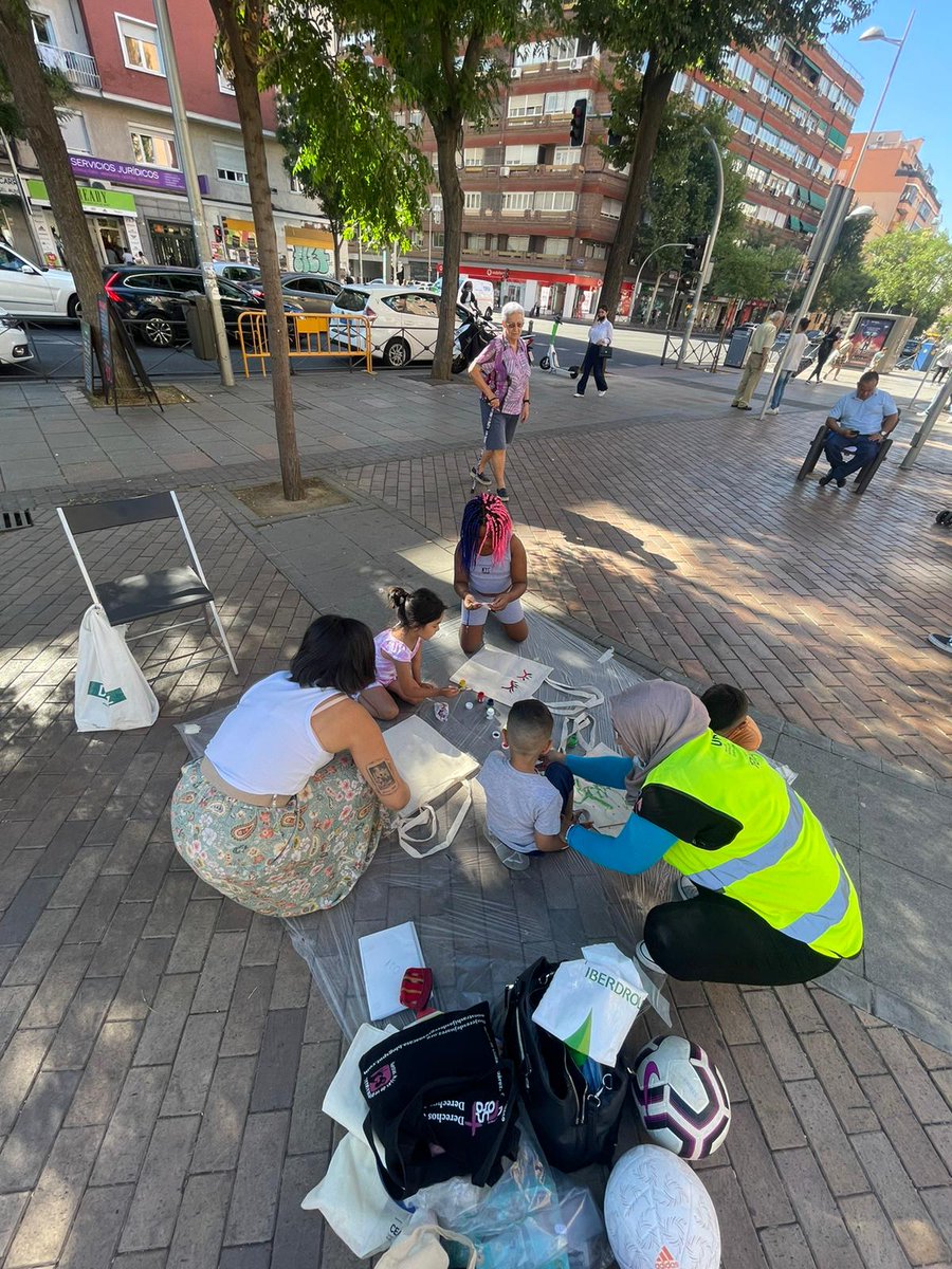 CEARMadrid's tweet photo. Estas semanas la #UDCTetuán ha estado en parques y plazas realizando actividades dirigidas a los y las peques del distrito 👏🏽

Hemos hablado sobre el cuidado de las zonas de ocio infantil, el fomento de la movilidad en bicicletas y patinetes y el respeto al medioambiente  🫒💚 https://t.co/lyzAopHq75