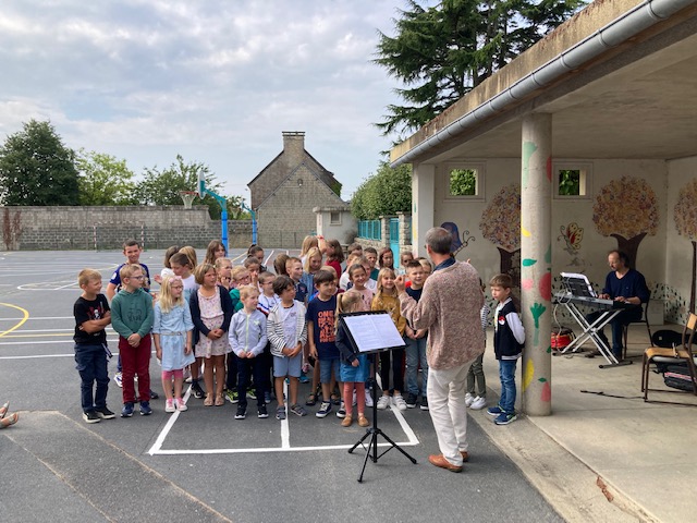 EmilieDho's tweet photo. Les élèves de La Colombe de Chef-du-Pont font la #rentréeenmusique pour accueillir les nouveaux élèves, accompagnés de musiciens
@dsden50 https://t.co/blcLoLjRUh