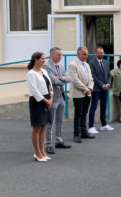 EmilieDho's tweet photo. Les élèves de La Colombe de Chef-du-Pont font la #rentréeenmusique pour accueillir les nouveaux élèves, accompagnés de musiciens
@dsden50 https://t.co/blcLoLjRUh