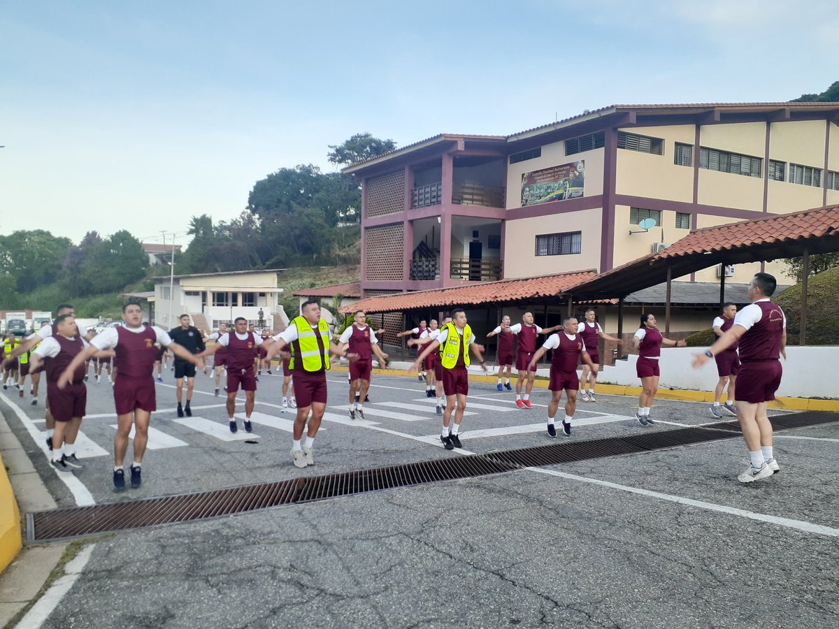 tovargnb13's tweet photo. Hoy #Jueves asi amanecen nuestros #CentinelasDeLaPatria, con actividad deportiva. Somos protectores de La Paz. #1Sep #ElMetroRenace .@PrensaFANB .@Mippcivzla https://t.co/oKVvERovkf