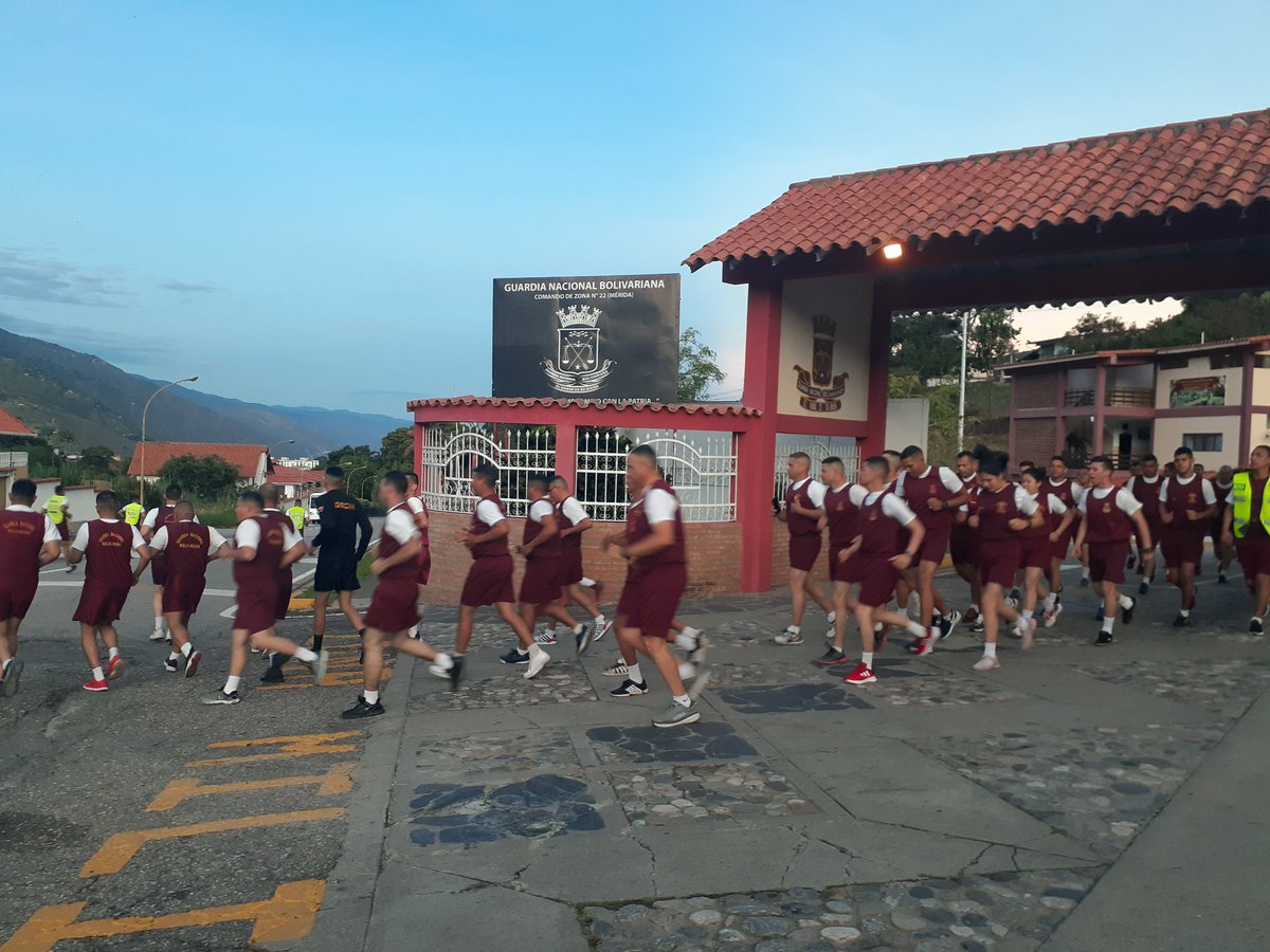 tovargnb13's tweet photo. Hoy #Jueves asi amanecen nuestros #CentinelasDeLaPatria, con actividad deportiva. Somos protectores de La Paz. #1Sep #ElMetroRenace .@PrensaFANB .@Mippcivzla https://t.co/oKVvERovkf