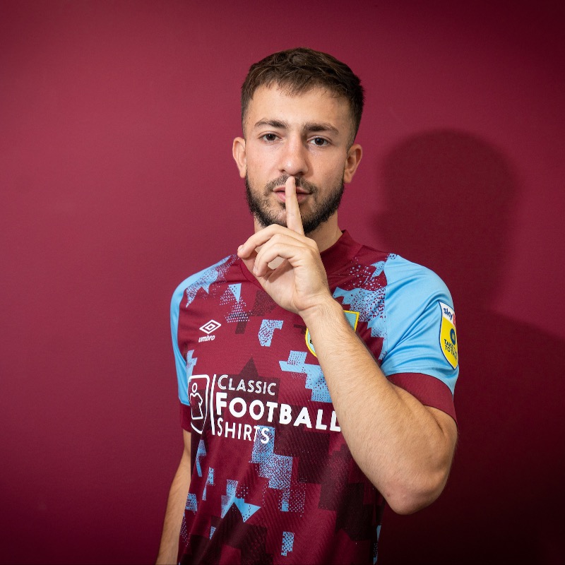 BurnleyOfficial's tweet photo. We are delighted to confirm that striker Halil Dervişoğlu has joined on a season-long loan from Brentford 📝

Welcome to Burnley, Halil! 🤗
