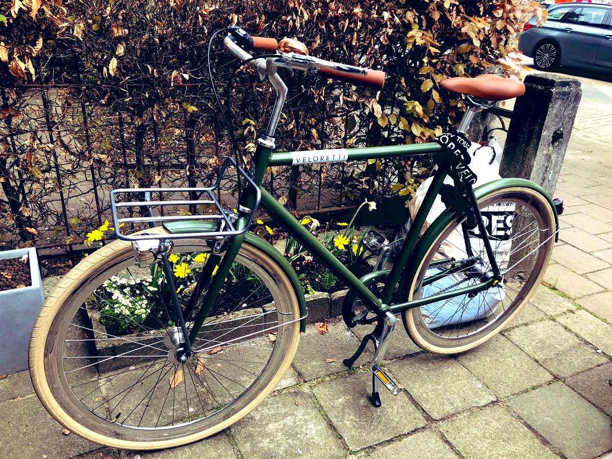 Hanne_Lemmens's tweet photo. Weet je wie ook terug naar school mag DE ONVERLAAT DIE ONZE FIETS ZONET HEEFT GESTOLEN VANUIT ONS VOORHOFJE

Het is een olijfgroene Veloretti met nog een bak vooraan en zwart kinderstoeltje achteraan en extra aandachtige ogen in Deurne-Zuid en omgeving worden geapprecieerd https://t.co/059bSwB7CD