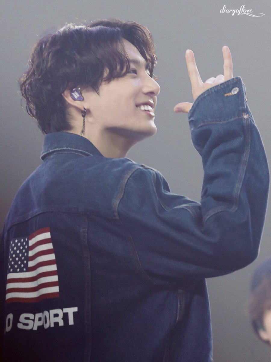 HQ ♡ 생일생일 꾸기생일

더 생일 사진이다🥺💜 생일축하한다~
난 정국의 미소 항상 좋아!!! 
#정국생일ㅊㅋ
#HAPPYJUNGKOOKDAY

#정국 #JUNGKOOK #BTS <a href="/BTS_twt/">방탄소년단</a>