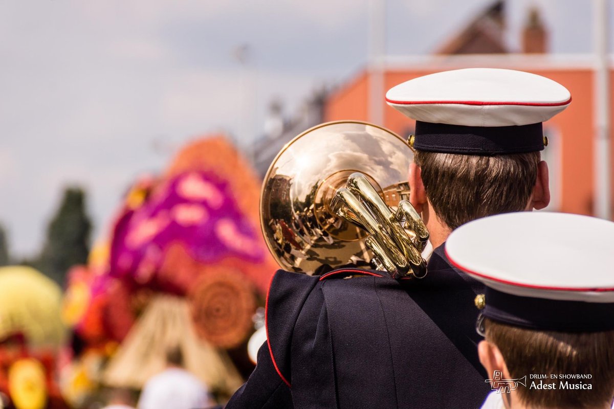 adestmusica's tweet image. Aankomende zaterdag reist de Drum- en Showband af richting het noorden van Nederland om daar muzikaal deel te nemen aan @corsoeelde. 🌺 

Publiek is natuurlijk van harte welkom! Start van het corso is 14.30u en de toegangskaarten zijn hier verkrijgbaar: bloemencorsoeelde.nl 😊