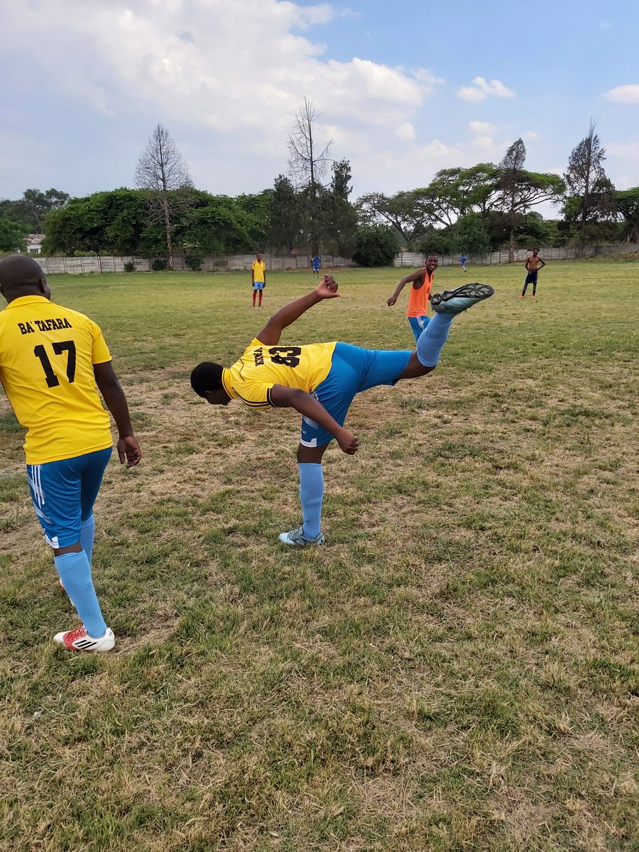 GutaBoyzFc's tweet photo. Unlike @HarryMaguire93 at GutaBoyz we go beyond stretching, @MakushaProsper providing goals. @MutareZwitter @hatiperi_wacho . Zwitter knows kuti tinosvagada vanhu😂😂😂 https://t.co/hGIXEdAEQH