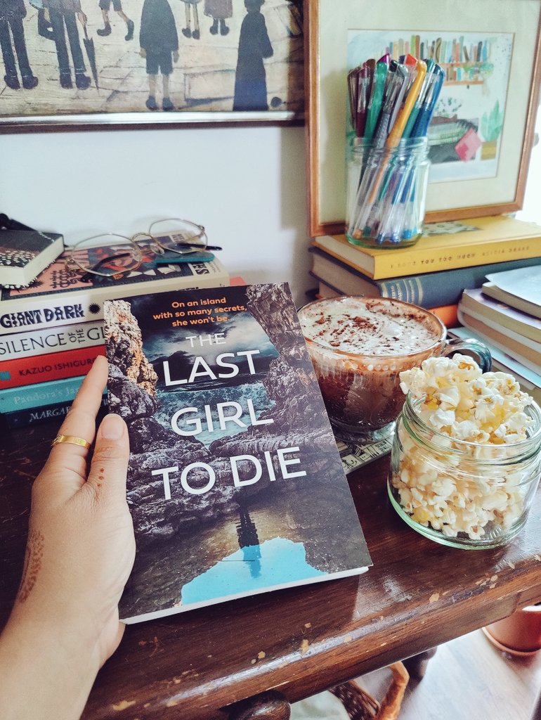 I'm in the mood for a psychological thriller, & there's something about Autumn that makes me lean towards crime. Happy publication day to  @helenfields_author for, The Last Girl To Die. It will be my first read in September.
@midaspublicrelations #TheLastGirltoDie @avonbooksuk