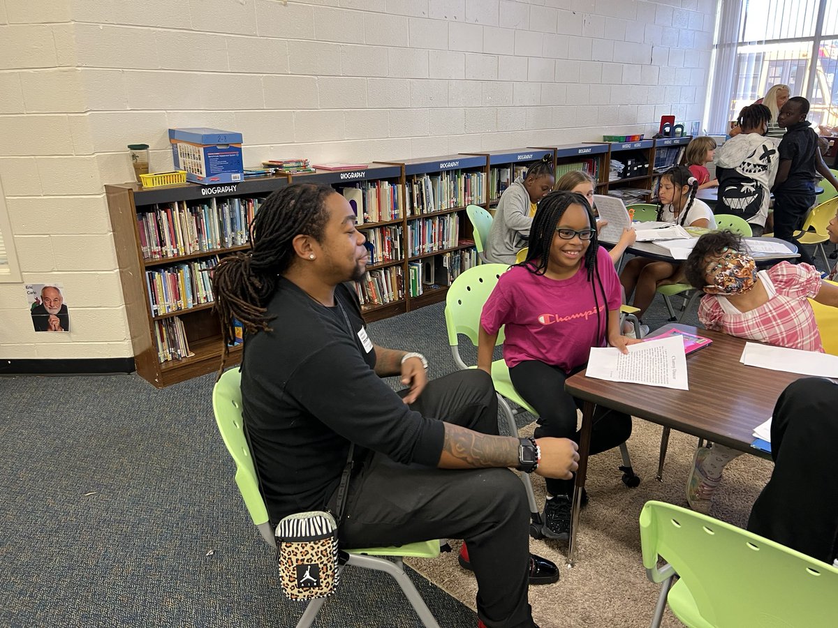 pattiparis2's tweet photo. Mrs. Curtis’ 4th graders celebrated writing with a Writing Celebration this morning!  So fun to watch them be able to share with parents and peers!  #TheyBelonginHenry #CelebratingWriters #ExpectWriters ❤️❤️❤️ https://t.co/PfdR7bmfRL