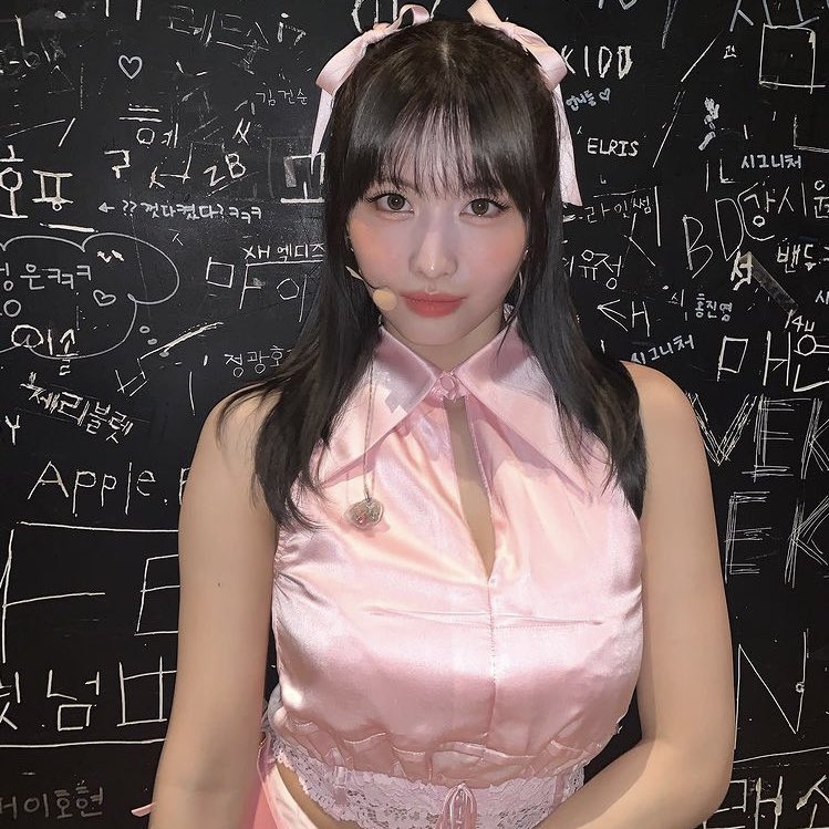 OT9FILES's tweet photo. pinkie #MOMO https://t.co/aZTUUKTuPN