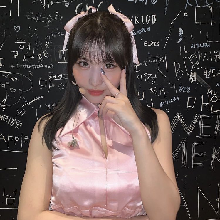 OT9FILES's tweet photo. pinkie #MOMO https://t.co/aZTUUKTuPN