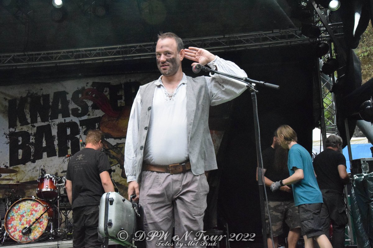 Konzertgeherin's tweet photo. Auf zum Gossenabitur!
Unterwegs für DPW on Tour auf dem #FeuertalFestival
Hier die Bilder von #Knasterbart
Was ein Abriss! https://t.co/8YmVDNOF5H