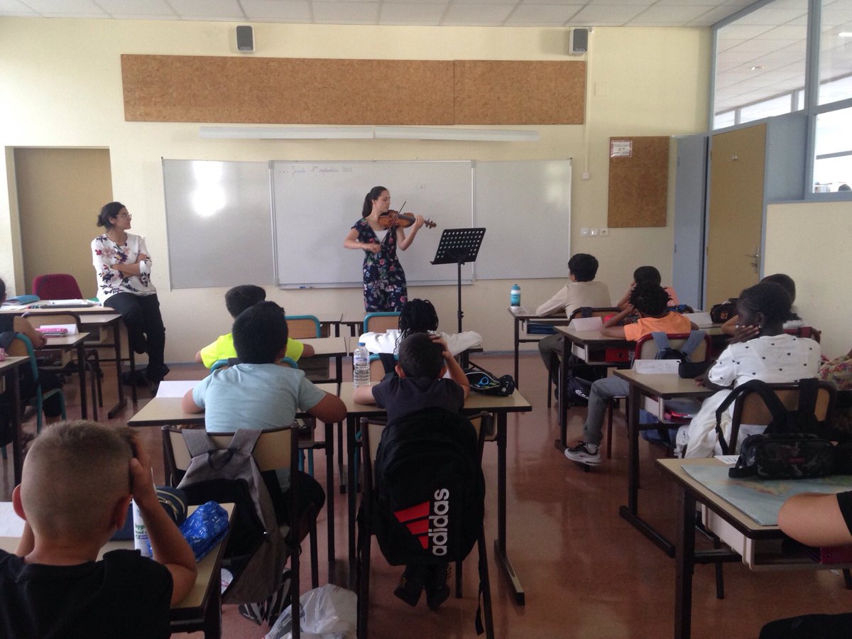 sibylle_brunot's tweet photo. [RENTREE EN MUSIQUE]
Belle rentrée pour les élèves des établissements de @MairiedeMetz et de @MontignylesMetz! Les artistes de la @CiteMusicale se sont mobilisés pour cet événement! Au total plus de 5 000 élèves sensibilisés à la musique! Belle rentrée à tous 🎶🎵 https://t.co/iDRobqATqW