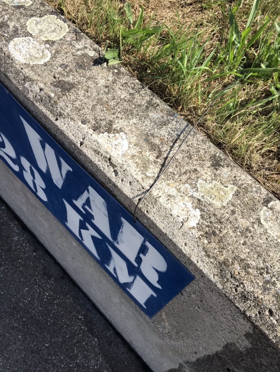 LinusWalpen's tweet photo. Wabern ist um eine Kunstinstallation reicher. Anstatt eines #graffitis hängt aber nun eine schwere Metallplatte, die im Rasen verankert wurde. #Pussyriot https://t.co/lFhhlfMWiC