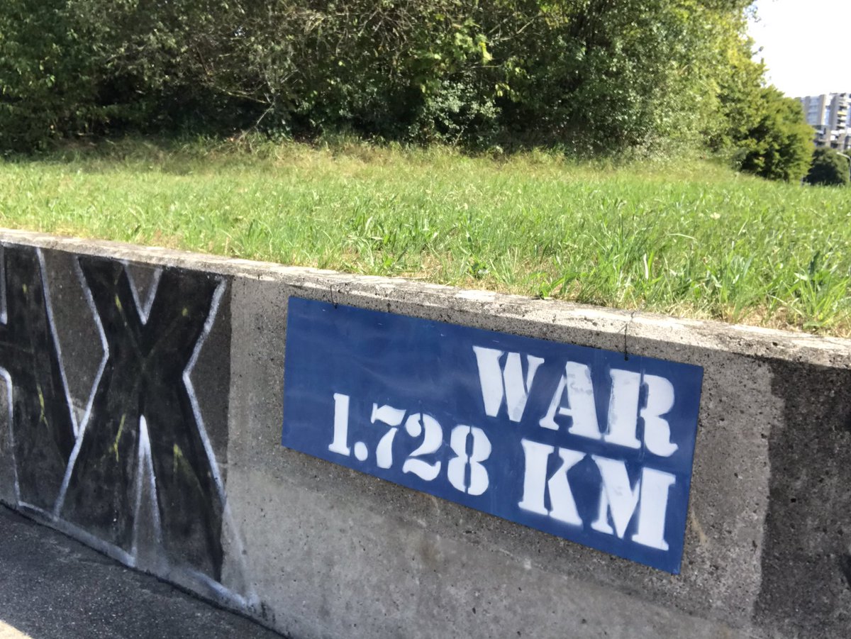 LinusWalpen's tweet photo. Wabern ist um eine Kunstinstallation reicher. Anstatt eines #graffitis hängt aber nun eine schwere Metallplatte, die im Rasen verankert wurde. #Pussyriot https://t.co/lFhhlfMWiC