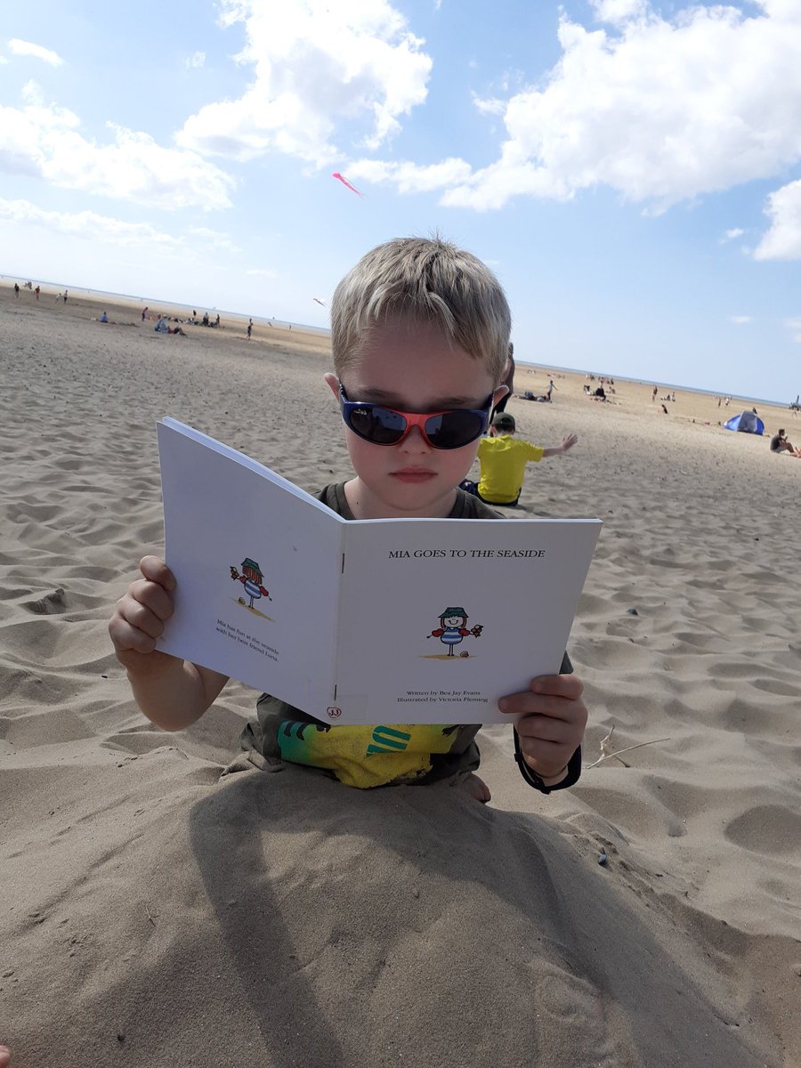 Discover_Ent's tweet photo. St Annes beach @StMaryB17 #miagoestheseasidebook #beachreading #mychildreads #yr2l https://t.co/AmIooPieFn
