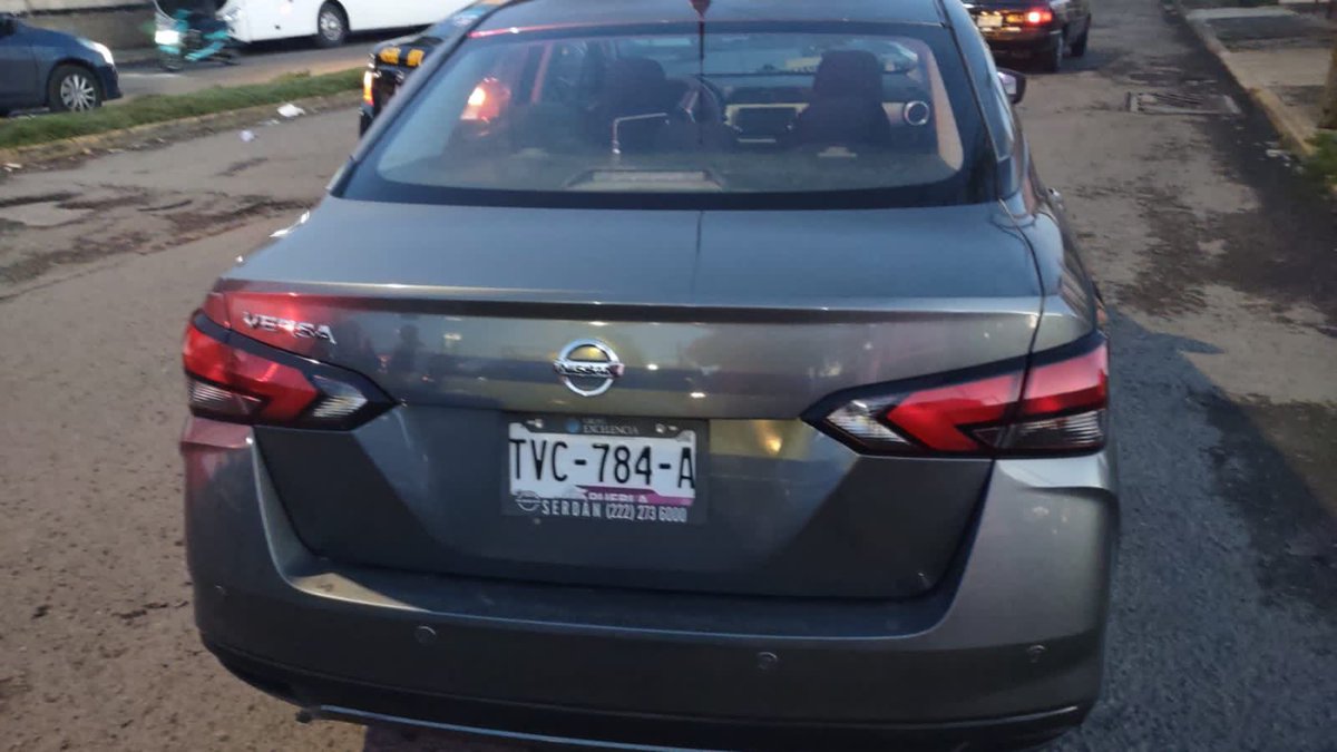 MariLoliPellon's tweet photo. #ATENCIÓN conductor de auto gris VERSA placa TVC 784A de UBER atropelló a una persona  y la arrastró una cuadra, en Boulevard Norte y 35 norte en #Puebla https://t.co/CkbhWxXMJW