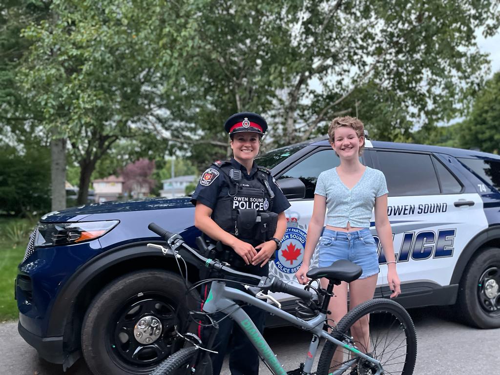 OwenSoundPolice's tweet photo. It was a good day for this young girl who received a new bike from an anonymous donor after having hers stolen while visiting the Library. Const. Wyville dropped off the bike to the overwhelmed youth who is #HappyToRideAgain  @ChiefAmbroseOSP @JFluneyOSPS @Insp_DBishop @OSPApres https://t.co/FJIfWpj2dj