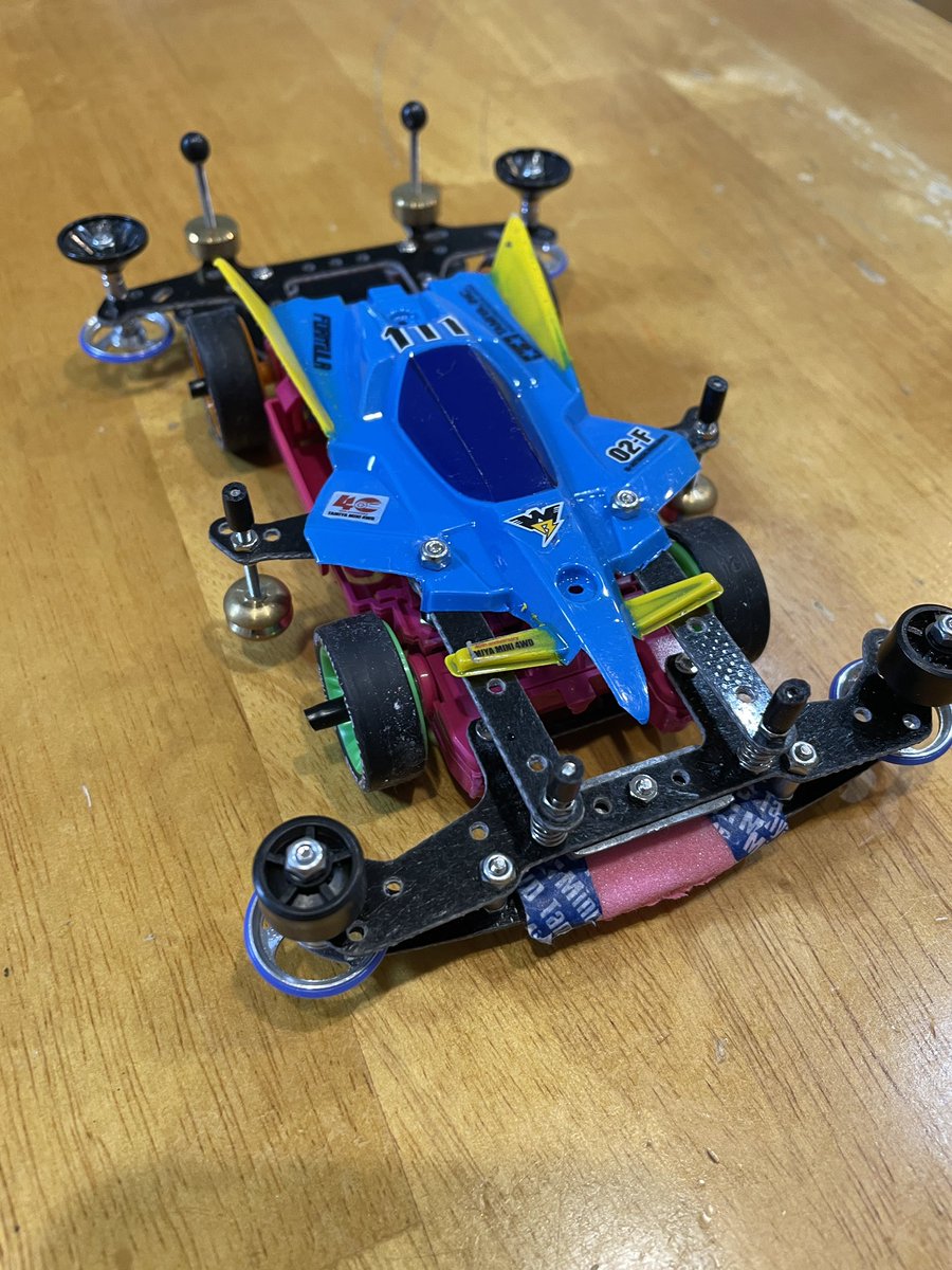 miniyonku_com's tweet photo. msフレキ作り直し。
シャーシがピンク色に！
タイヤは貫通。
改造ばっかして全然走らせてない笑
ゴールドターミナルが折れちゃったから買わな��とだ💦
#ミニ四駆
#msフレキ https://t.co/R1K9ILJMFm