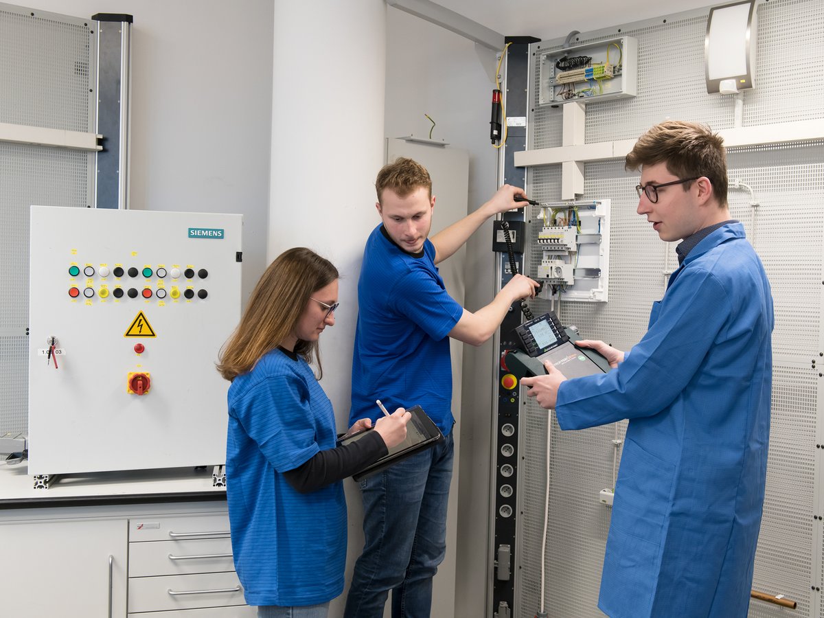 Ich freue mich heute neue #Azubis und dual Studierende bei <a href="/SiemensDE/">Siemens Deutschland</a> zu begrüßen! Danke, dass ihr gemeinsam mit uns die digitale Transformation und Nachhaltigkeit vorantreibt. Ich wünsche euch viel Freude dabei, Neues zu lernen und bin gespannt, was wir von euch lernen können.