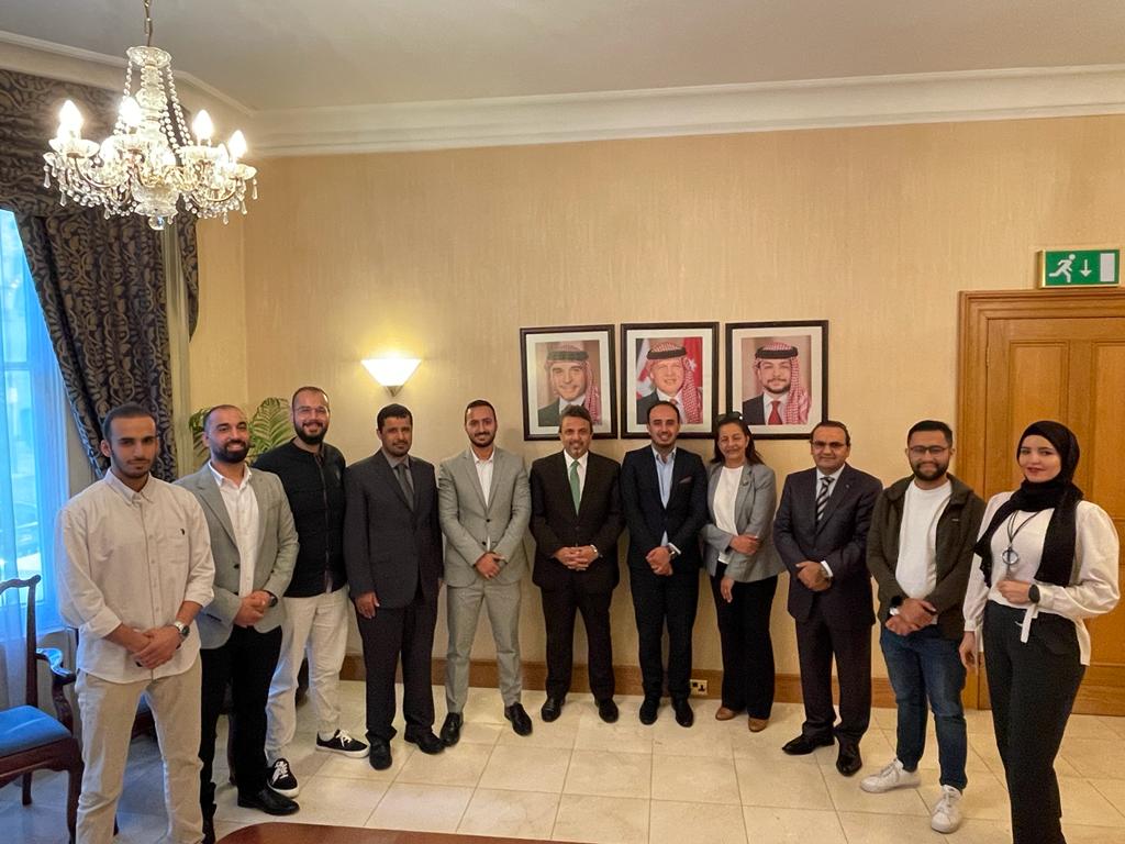 ManarMDabbas's tweet photo. بحثت وملتقى الطلبة 🇯🇴 في 🇬🇧 @Moltaqa_JoSt_UK عديد قضايا طلابية تهمهم وماهية سبل التعاون بين الملتقى والقسم القنصلي في @JOembassyUK.
تبقى خدمة الأردنيين أولوية نعتز بها.

Met with a group of 🇯🇴 students in 🇬🇧 where we had a good exchange of ideas on more engagement and support. https://t.co/o8t6f8dqMD