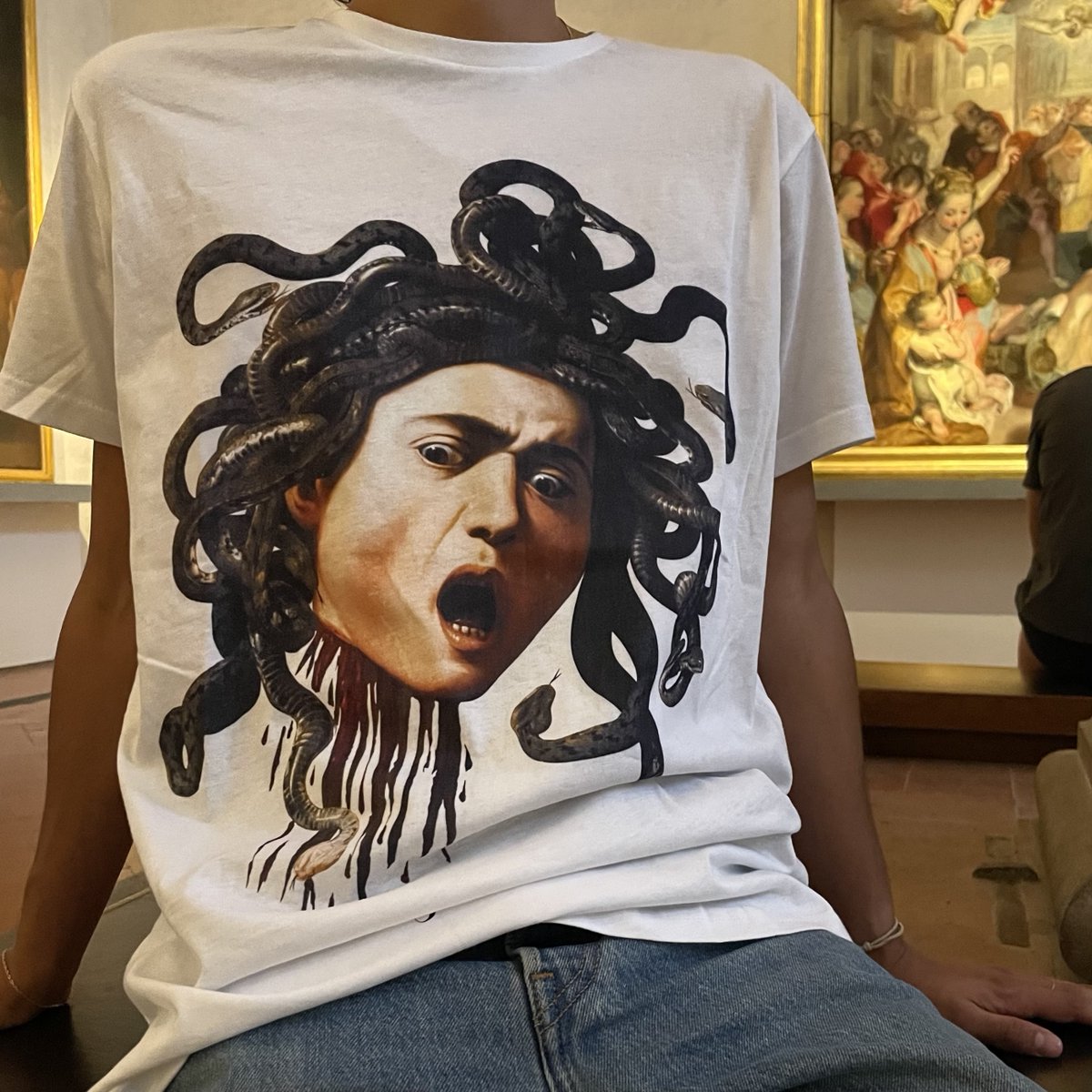 fimustore's tweet photo. A me gli occhi! Non passa inosservata la nostra T-shirt Medusa in cotone organico e certificato.
Disponibile sui nostri store FMS e Uffizi Shop. https://t.co/pMcWPOSg6X https://t.co/oFW25wY4BE
