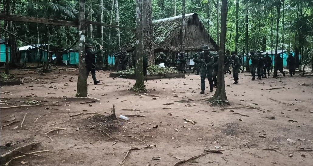 IvonneTcnel's tweet photo. Nuestras #URRA de la #FANB en el Mcpio. Atures, Edo. Amazona realizan la incautación de una gran cantidad de explosivos, armas y pertrechos de guerra, a través de la Operación "Autana 2022", nuestro Territorio Nacional no será plataforma logística para el narcotráfico. https://t.co/47bfJDlf6r