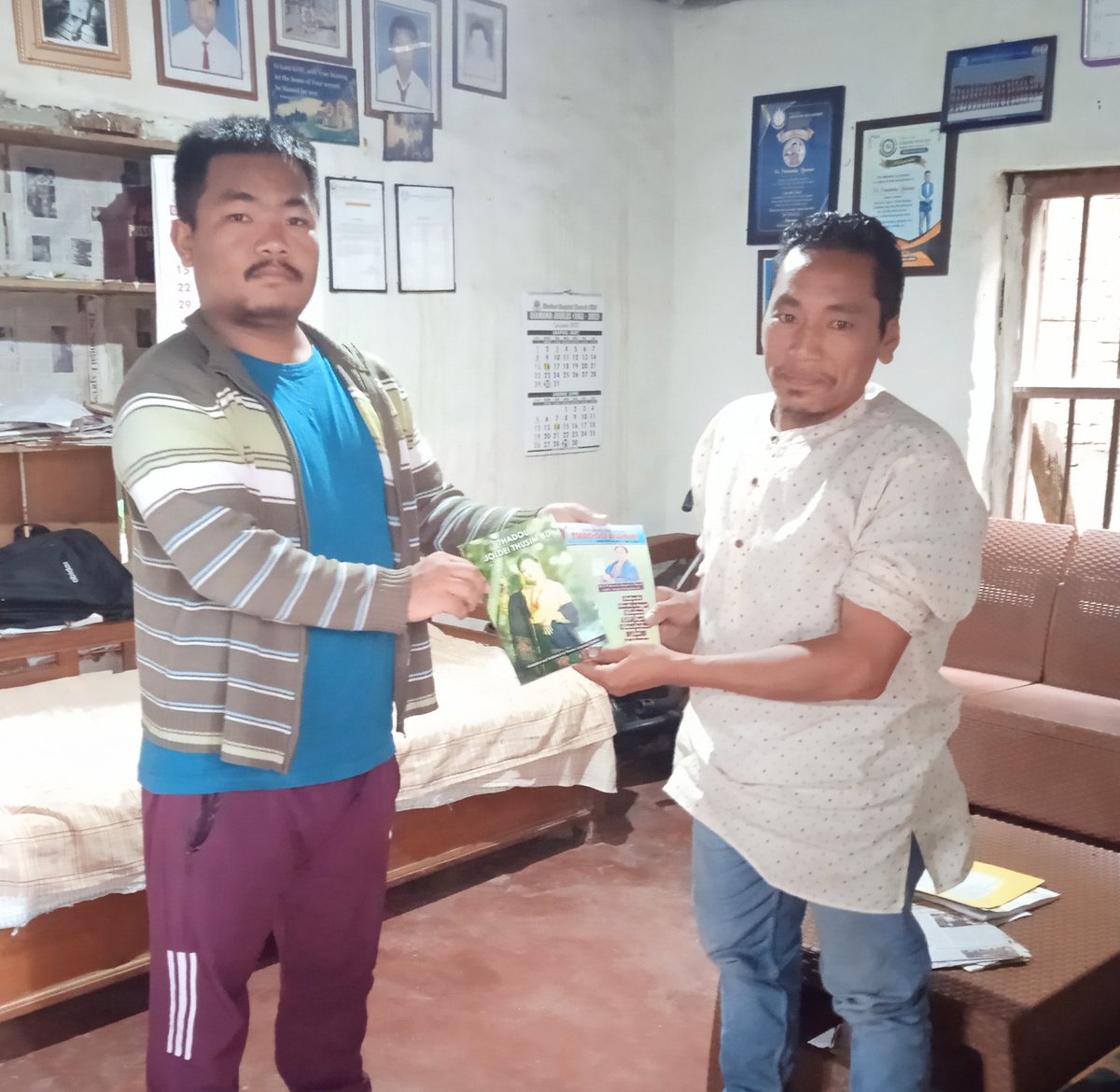 LunnLhouvum's tweet photo. Pu Seipu Lhouvum, Headmaster in-charge, SL Songkholen Jr. High School, Motbung visited me at my residence. Present some books for school library. https://t.co/kyApbz5x0T