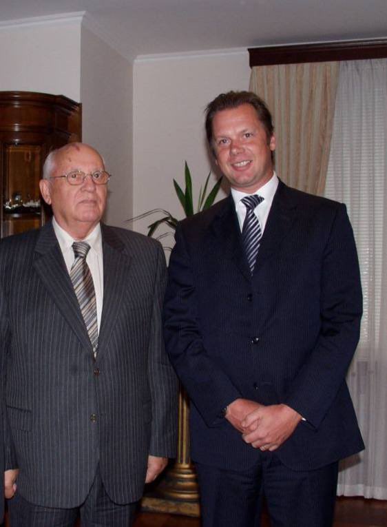 jerome_riviere's tweet image. Mort de #Gorbatchev. Je rends hommage à cet homme que j’avais rencontré en 2006 et qui marqua l’Histoire par sa volonté de ne pas engager de conflit majeur malgré l’effondrement de l’URSS qu’il dirigeait.