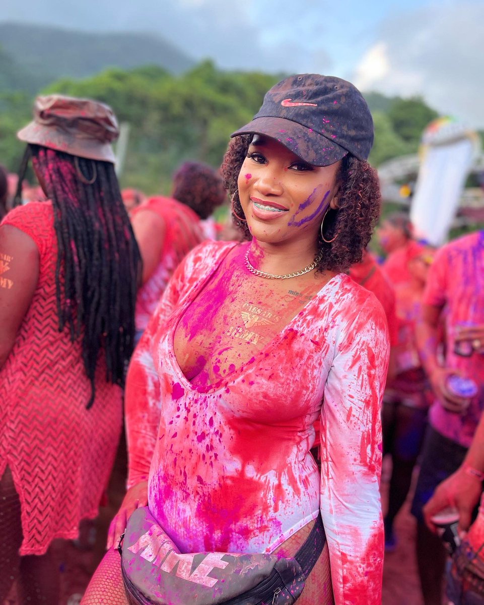 _neka96_'s tweet photo. Shout to the girl in the crowd who decided to be my personal photographer #InDePaintDance #iconic https://t.co/zmdWPKzsI8