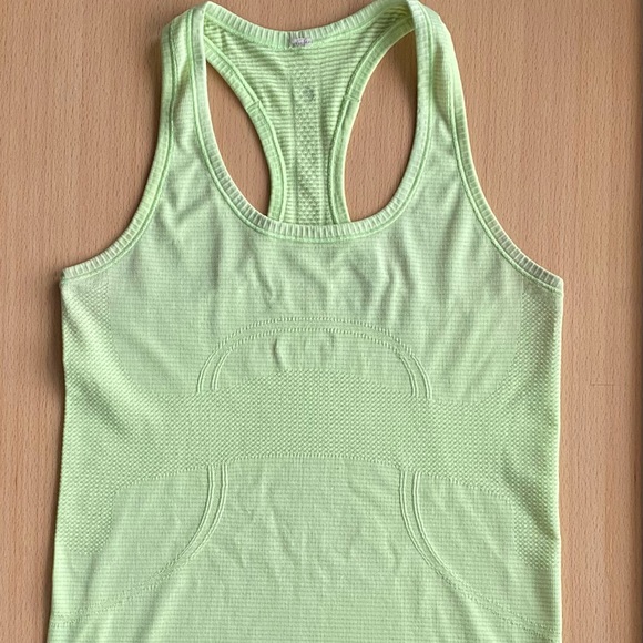 lettycampos45's tweet photo. So good I had to share! Check out all the items I'm loving on @Poshmarkapp #poshmark #fashion #style #shopmycloset #lululemonathletica: https://t.co/joPP85obzd https://t.co/MfM5iJHo43