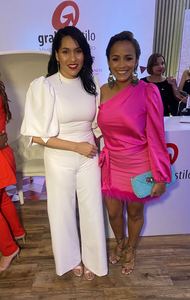 roselvisvargas's tweet photo. A+ la nueva colección de @LorennySolano by Julia Ortega. Tremendo desfile con destacadas comunicadoras como modelos que se unieron para apoyar la donación de sangre como concepto de esta colección. #RDFashionWeek https://t.co/bqpjYYFtCD