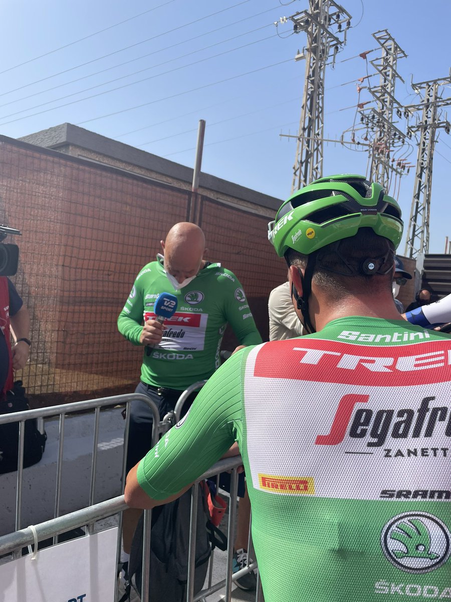 I går en grøn trøje. I dag hans kølevest. Jeg har snart prøvet hele <a href="/Mads__Pedersen/">mads pedersen</a> ‘s garderobe…
📸@TrekSegafredo