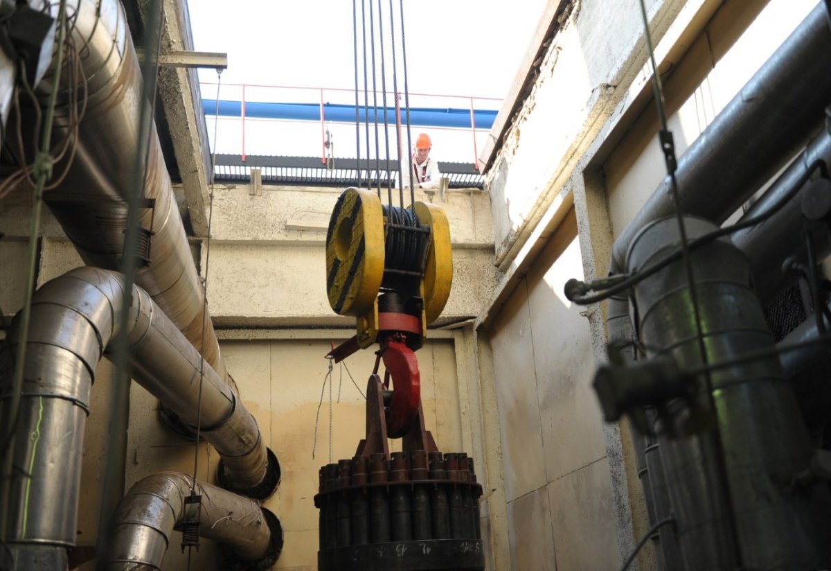ra_nuclear's tweet photo. Replacement of 8 #BN600 steam generator modules. Other 16 would be replaced in 2023-24 and it will be ready for 15 year life extension after 2025. https://t.co/B1xBlyuD0u