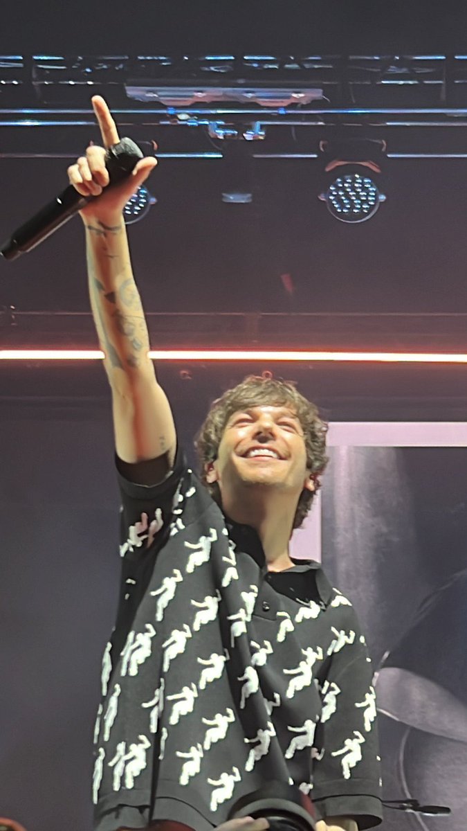 LTneonsigns's tweet photo. Remember when Louis Tomlinson was  looked all crinkley eyes-wide smile, towards the “faith in the future” sign that was put up by French louies at his concert in Paris! #LouisTomlinson #FaithInTheFuture #BiggerThanMe https://t.co/MrilHVwMCZ