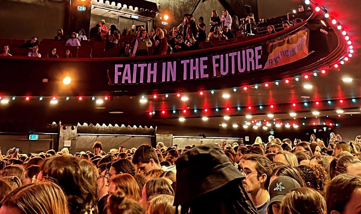 LTneonsigns's tweet photo. Remember when Louis Tomlinson was  looked all crinkley eyes-wide smile, towards the “faith in the future” sign that was put up by French louies at his concert in Paris! #LouisTomlinson #FaithInTheFuture #BiggerThanMe https://t.co/MrilHVwMCZ
