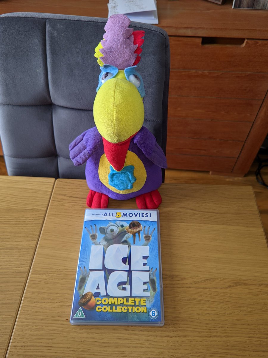 RLeBonTennant's tweet photo. Say hello to Mr. Cadbury's Postie Parrot! He's very happy to have successfully delivered a DVD collection set of all the Ice Age films to my home, which I'd ordered a few days ago. ๐๐ฅณ๐๐ฆ๐๐๐
#MrCadburysParrot #ThursdayDelivery #IceAge #DVDCollectionSet https://t.co/RUUt3jibn0