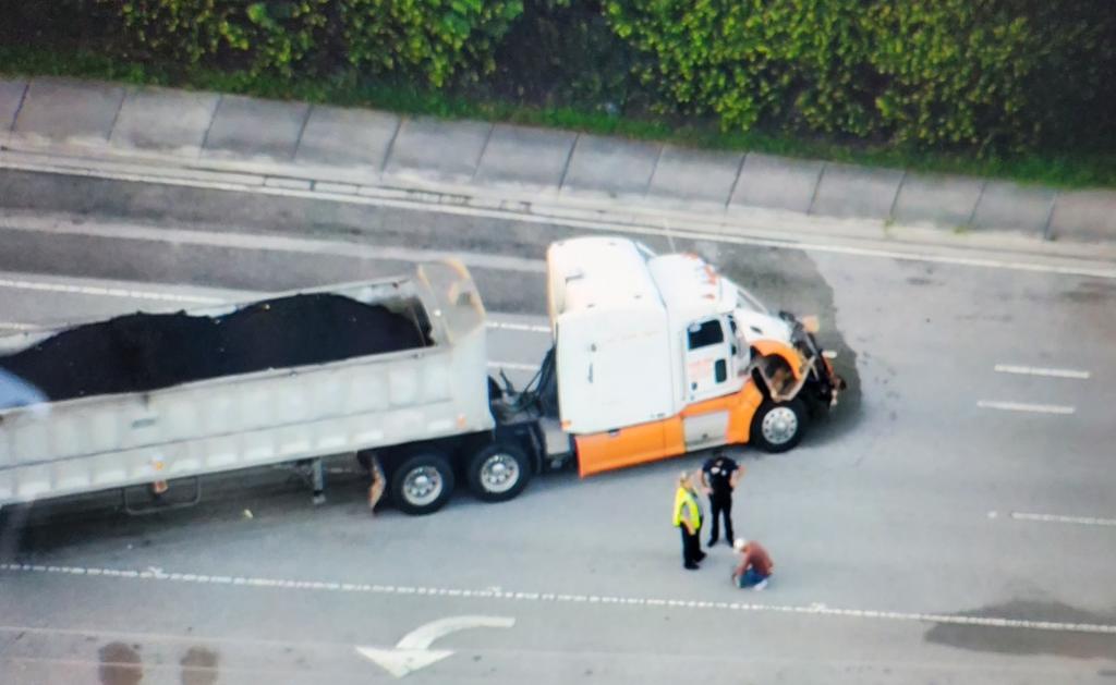 Chopper5WPTV's tweet photo. 2 Semi tractor trailer Crashed 45th Street WB After Haverhill rd in WPB https://t.co/CWW9wV16RH