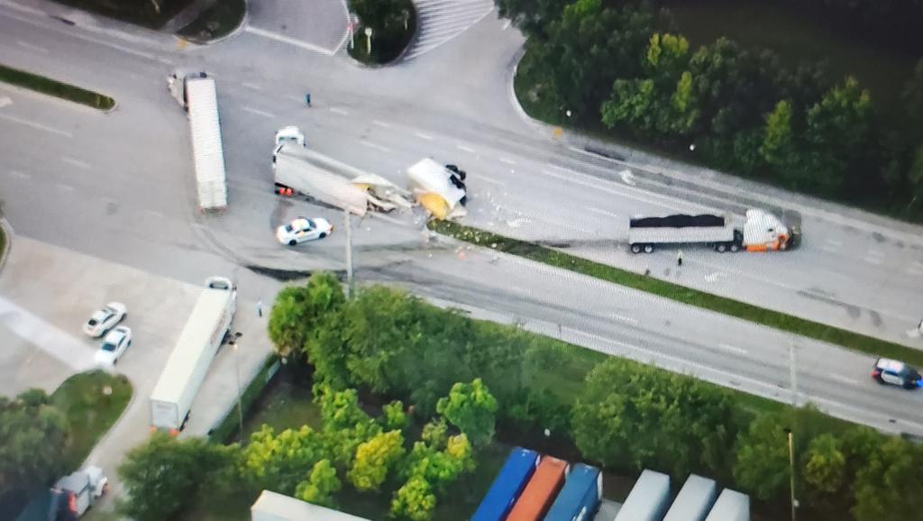 Chopper5WPTV's tweet photo. 2 Semi tractor trailer Crashed 45th Street WB After Haverhill rd in WPB https://t.co/CWW9wV16RH