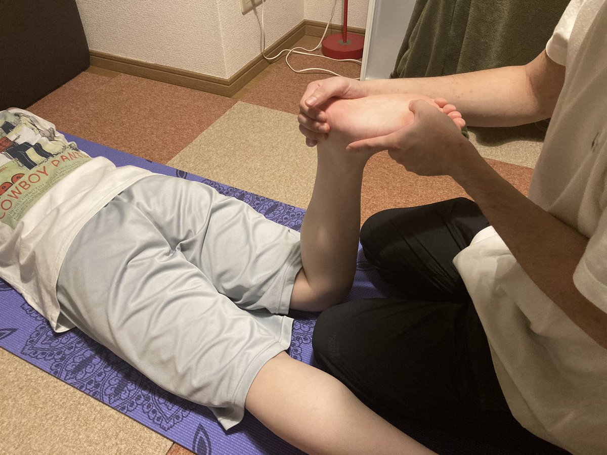 keyaki_kac's tweet photo. 後輩ちゃんが業務後に自宅に来てくれて触診を学びに来ています😊
えらいなぁー！ https://t.co/wnbtoGOzD9