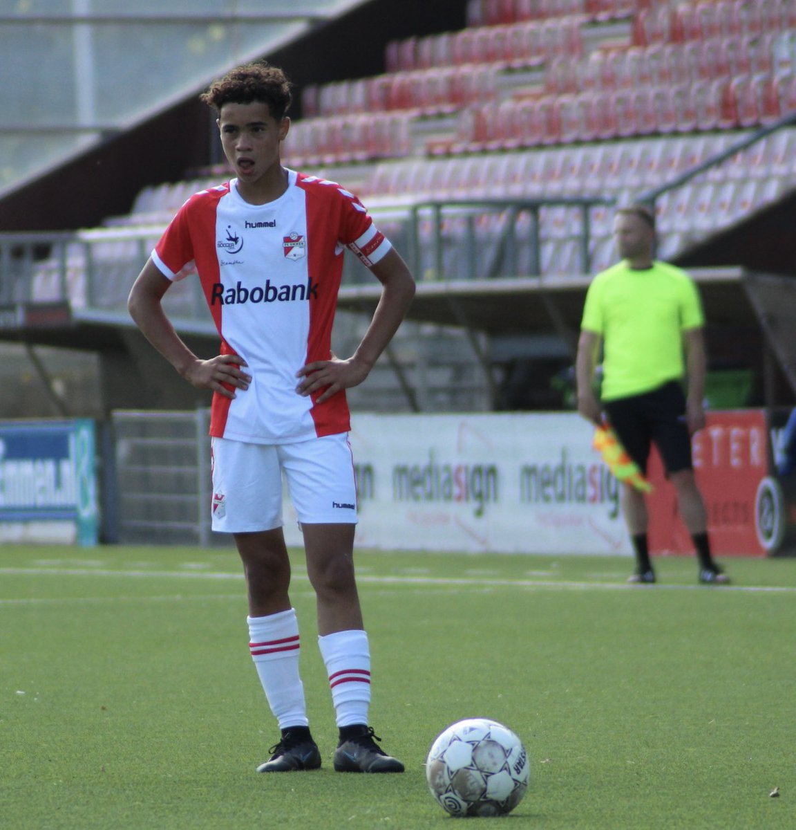 FCEmmenjeugd's tweet image. 𝗚𝗘𝗭𝗢𝗖𝗛𝗧! 🚨

Voor FC Emmen O13 en O14 zijn wij nog op zoek naar een assistent-scheidsrechter. Je wordt in de begeleidingsstaf opgenomen en vlagt de wedstrijden. Er is een seizoenskaart en een kledingpakket beschikbaar!

Interesse? Mail naar jeugdopleiding@fcemmen.nl!