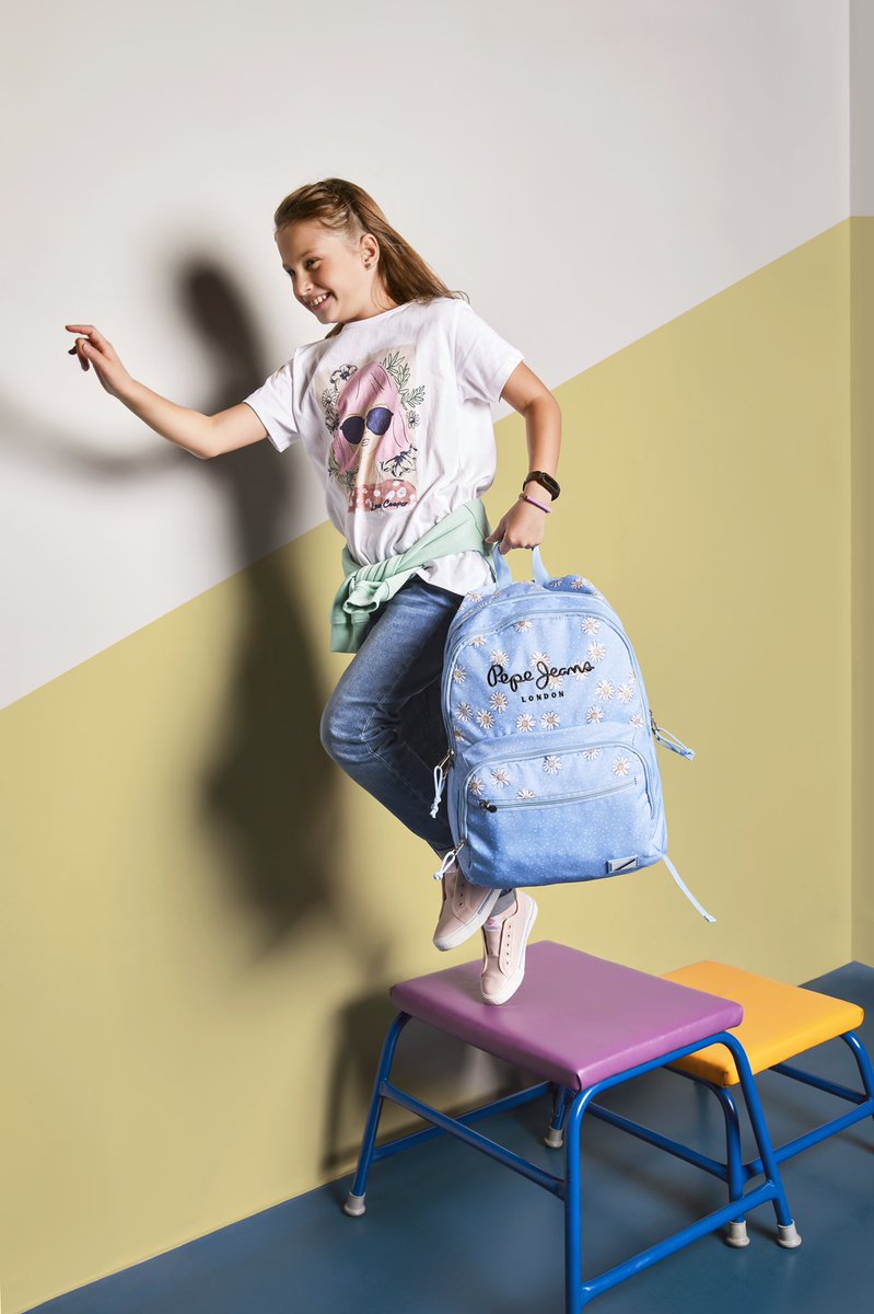 Lifestylegulf's tweet photo. دخول العام الدراسي الجديد مثل🤩🎒
jumping into the new school year like 🤩🎒
#MadeforSchool https://t.co/wKGL61MpGC